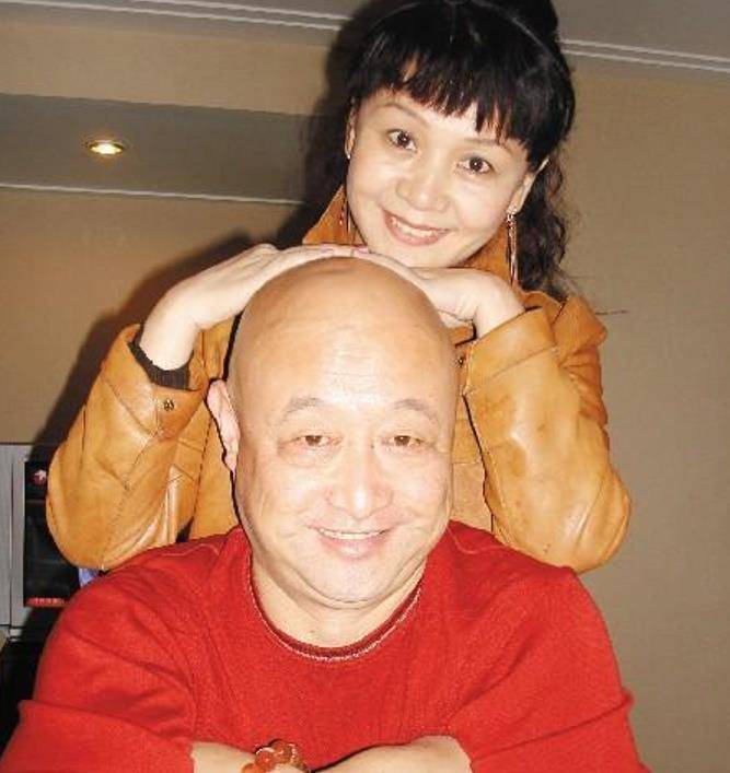 只要陈寒柏去丁晓玲家,就会带很多的礼品.