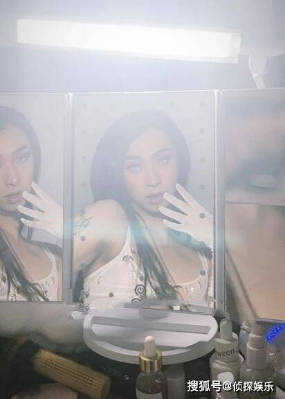 pose 伊能静儿子不惧争议再穿女装，长发浓妆配修身裙，举手投足超自信