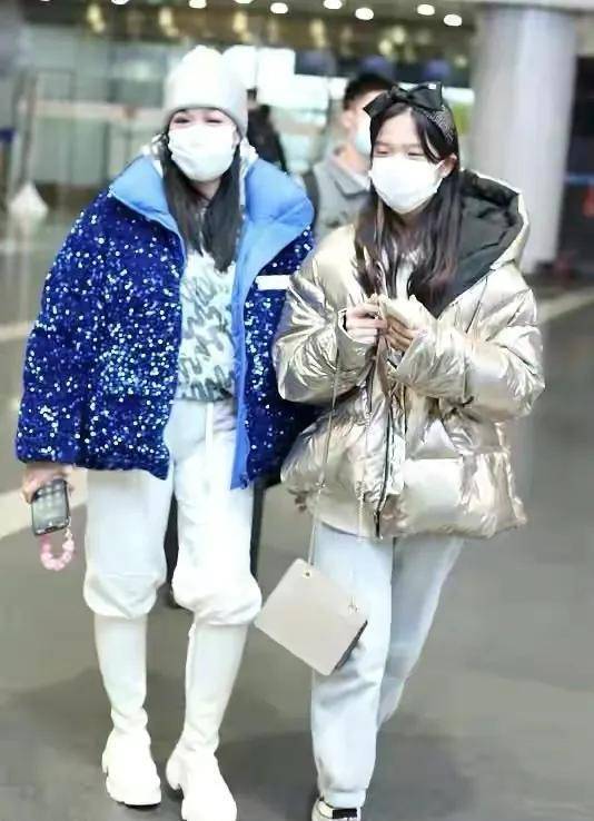 黑色 王诗龄随爸爸走机场变高冷！穿皮草戴墨镜真拽，有妈妈同款小短腿