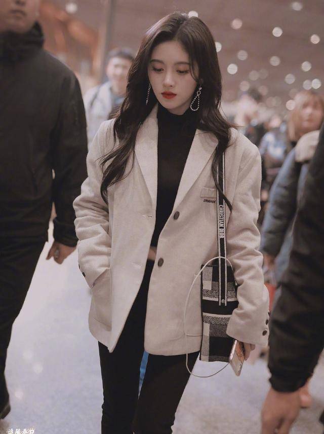 鞠婧祎对自己真狠!大冷天露出"a4腰",搭配西装优雅又性感