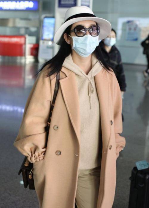 套装 秦海璐打扮真高级，大衣配家居服温暖舒适，气场强大不容忽视