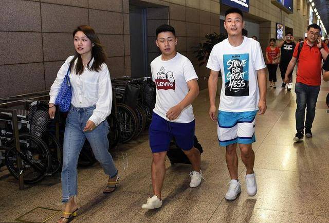 武磊|武磊美丽的妻子上镜头！武磊在巴塞罗那搬新家：住宅温馨豪华低调