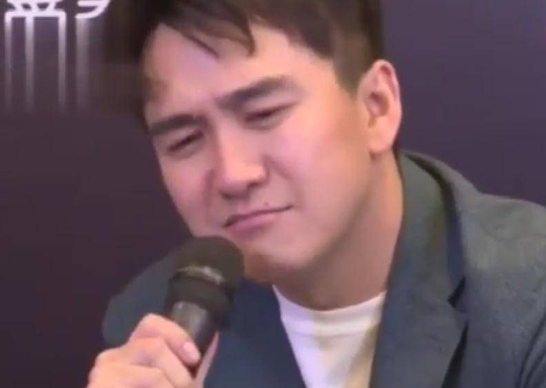 小动作|翟天临曾被记者问论文进展，紧张的抿舌头、摸鼻子，说话都变结巴