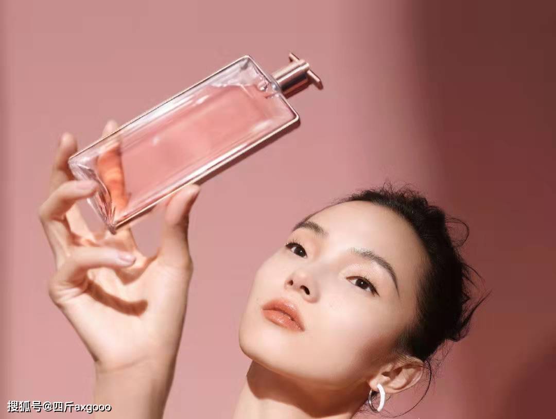 单眼皮雎晓雯广告照片遭恶评，定义审美变相貌攻击，小眼睛不再“高级”