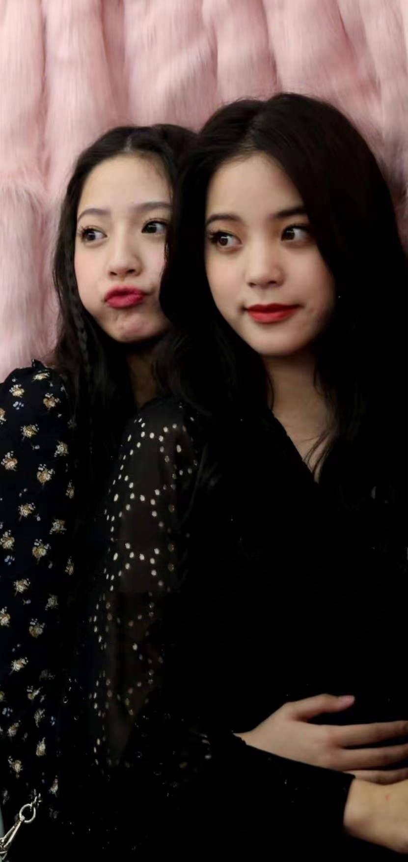 黑色 欧阳娜娜与妹妹出席活动，姐妹俩同穿黑色服装，感觉娜娜气质更好