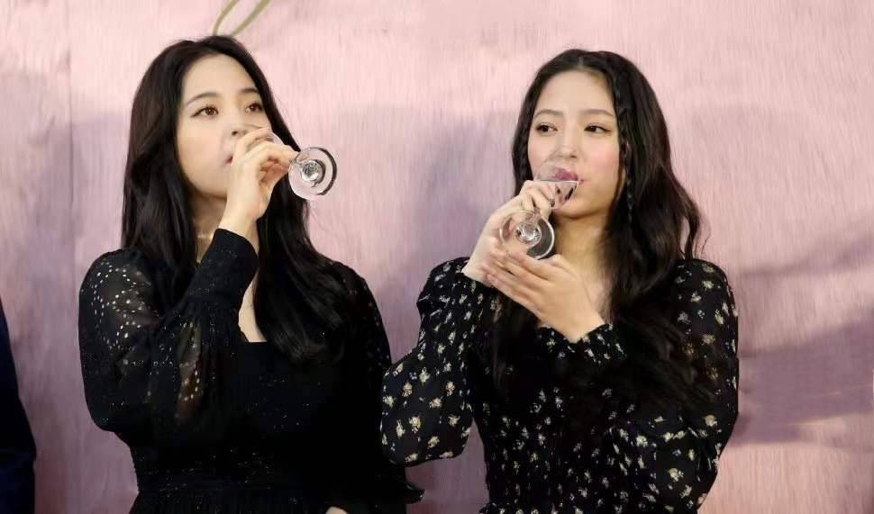 黑色 欧阳娜娜与妹妹出席活动，姐妹俩同穿黑色服装，感觉娜娜气质更好