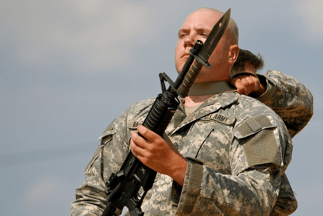 美军近战搏斗利器 除了能切肉 更能断铁丝网_刺刀_公司_芬恩