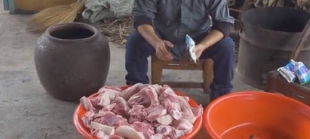 的表面|冬季腌腊肉别傻傻只会放盐!用上这3个小窍门!腊肉鲜香能放一年