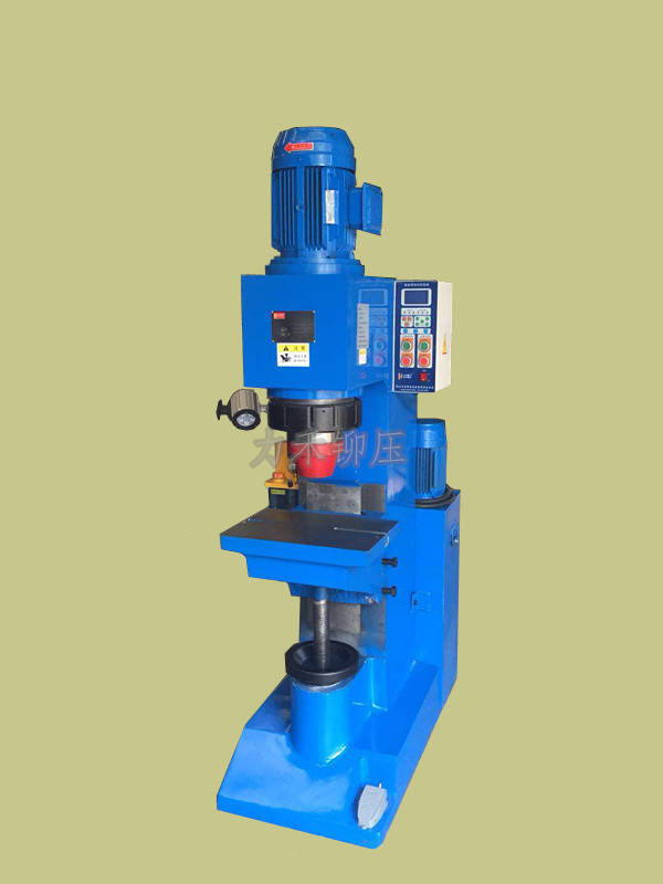 昨天上午有客户打电话来询问,新买的铆接设备为什么铆头不转了.