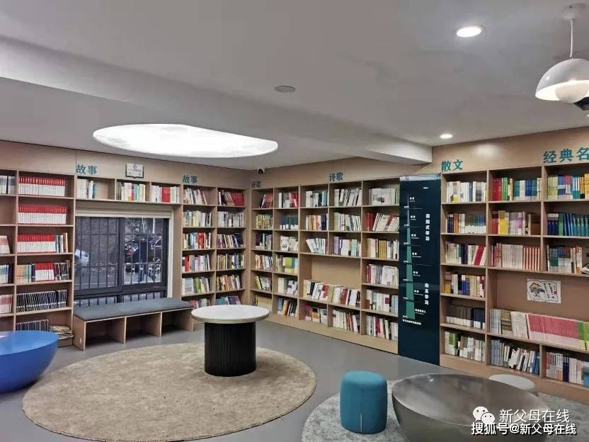 女儿在华师附小"公书林"看书我曾经参观过附小的"公书林",那也可以说