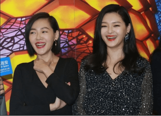 设计 大小S“比美”，一个甜美一个妖娆，姐妹装穿搭也挺时髦