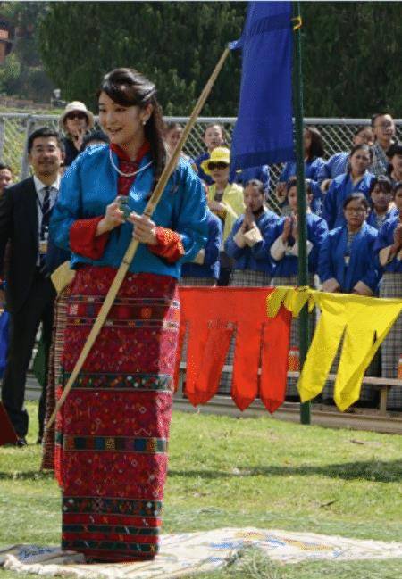 传统 真子和母亲同穿不丹服饰，纪子妃甜美可人真子温婉贵气，都好美