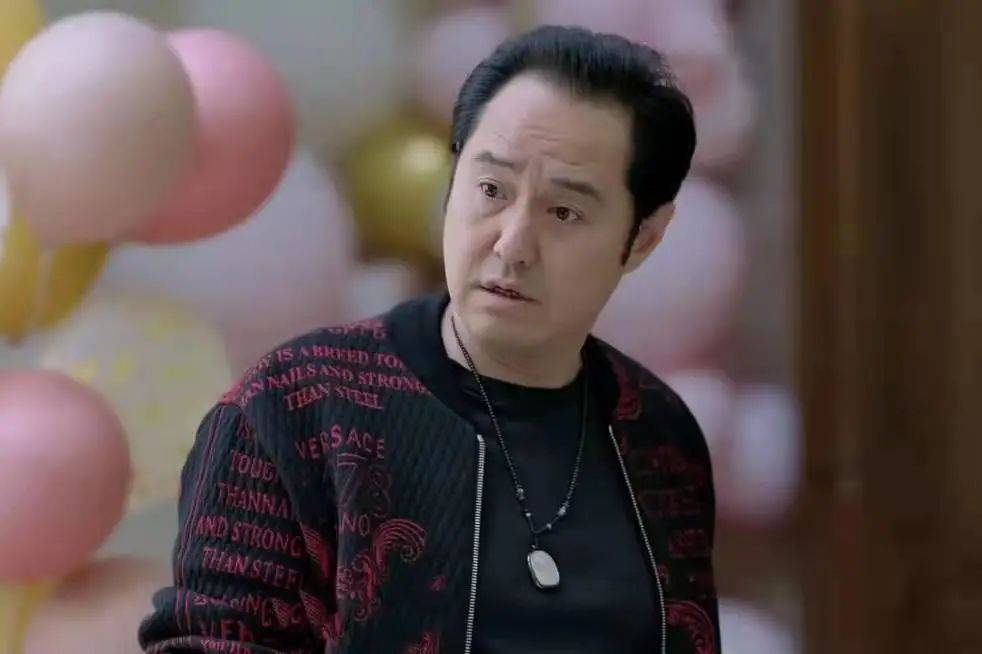 售价|《小敏家》：周迅LP大衣配轻奢包，秦海璐浑身香奈儿…中产vs土豪画风差多少？