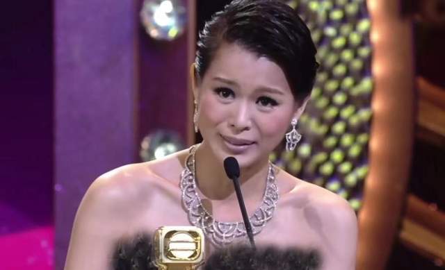 演技|从“胖妹”到性感辣妈，出道22年，胡杏儿变的可不止颜值