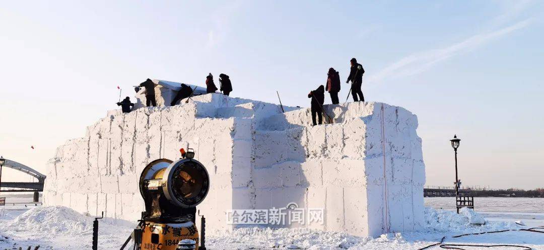 江畔|超宽大滑梯搭建中，雪房子有门窗了……沿江冰雪景观上新，超期待！