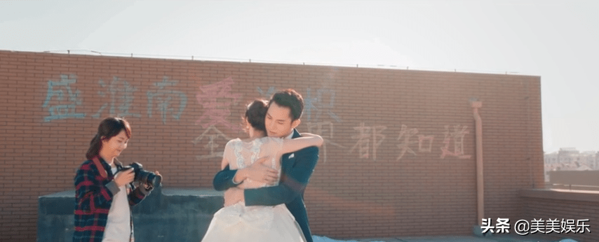 关系|刚见面就确认恋爱关系？忠犬男友实力护女友，他们真甜