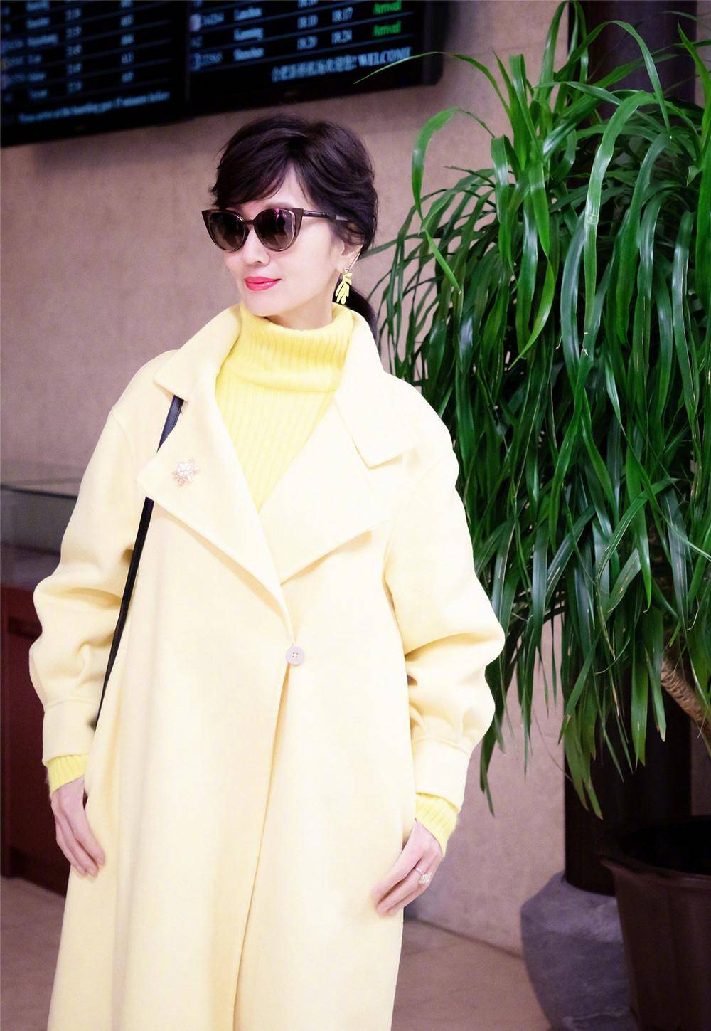 毛衣 赵雅芝春装造型又换新套路！黄毛衣配白长靴，这个65岁奶奶太会穿