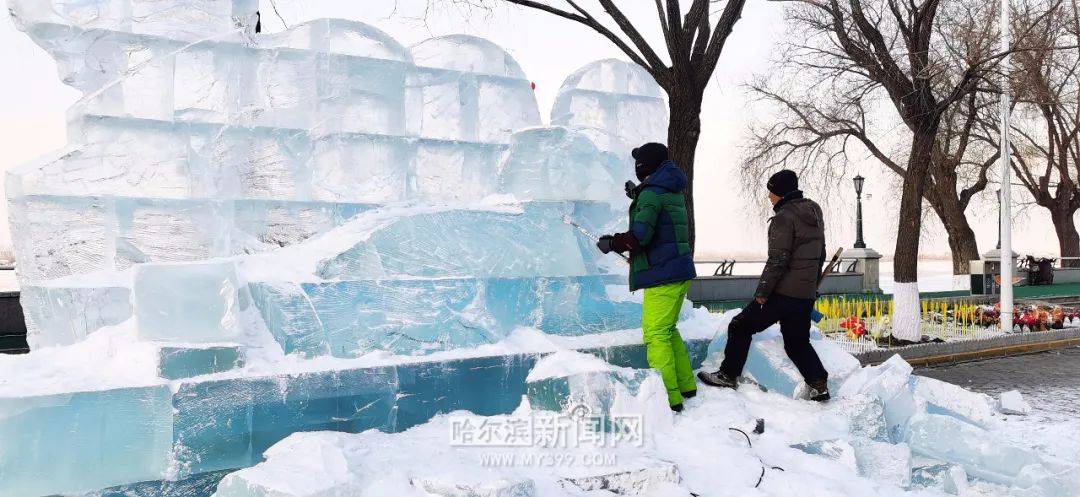 江畔|超宽大滑梯搭建中，雪房子有门窗了……沿江冰雪景观上新，超期待！