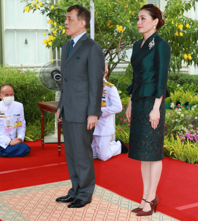 颜色 苏提达彻底放开了，绿色时装裙配红鞋真时髦，却少了西拉米的清纯