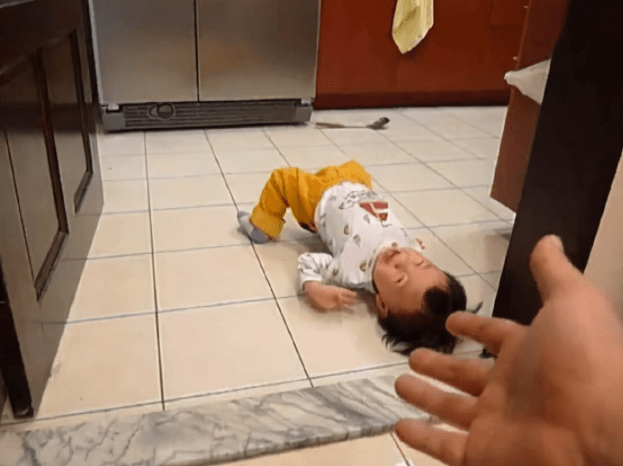 孩子躺地大哭,父母却毫无反应,"延迟满足"可不是这么用的_家长_要求