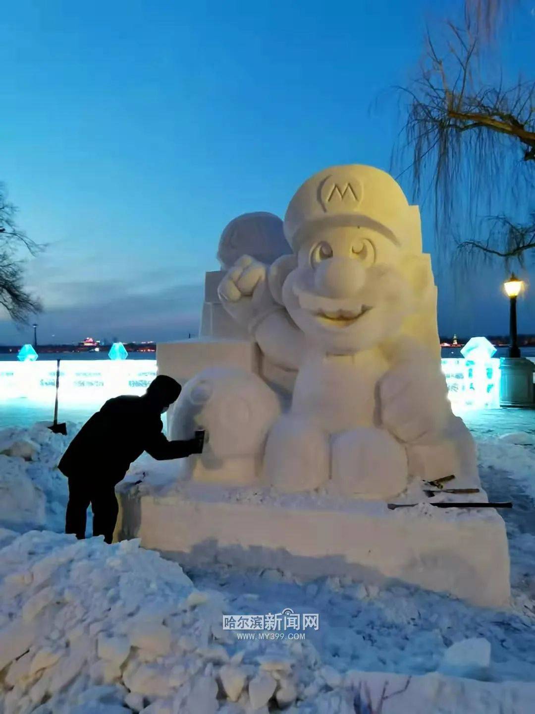 江畔|超宽大滑梯搭建中，雪房子有门窗了……沿江冰雪景观上新，超期待！