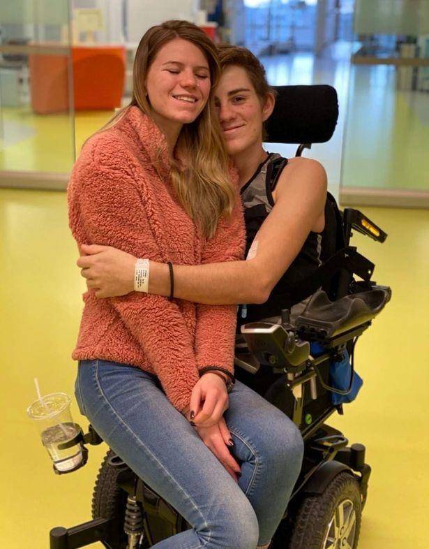 被铲车腰斩,如今仅剩上半身,女友仍不离不弃_洛伦·绍尔斯_事故_医生