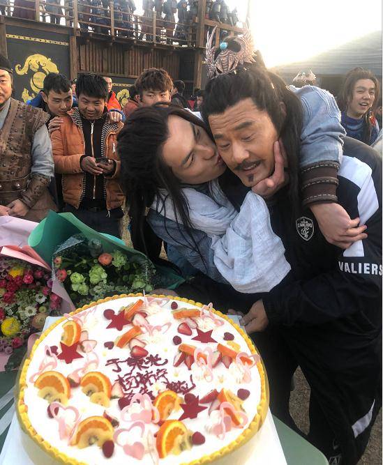 演技|新版《天龙八部》乔峰戏份杀青，杨祐宁亲吻导演于荣光被赞豪爽！