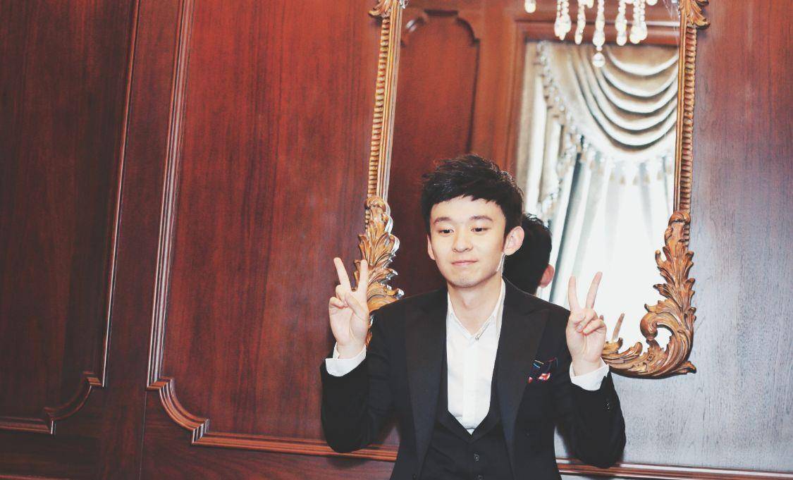 佼佼者|星二代中的佼佼者，20岁成影帝，24岁结婚生女，旗下有11家公司