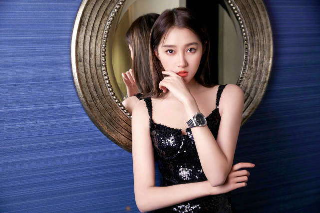 全黑 关晓彤这次终于大逆袭!穿高开叉裙大秀美腿,不显壮硕反而超优雅