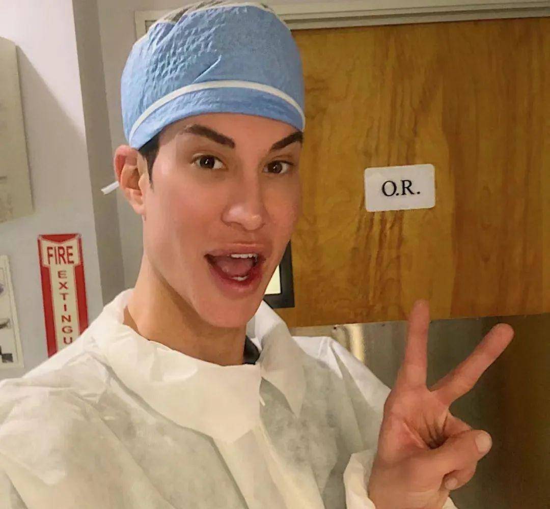 什么10年整容190次,变身猛男芭比,辣眼全网:什么?连全身肌肉都是假的?