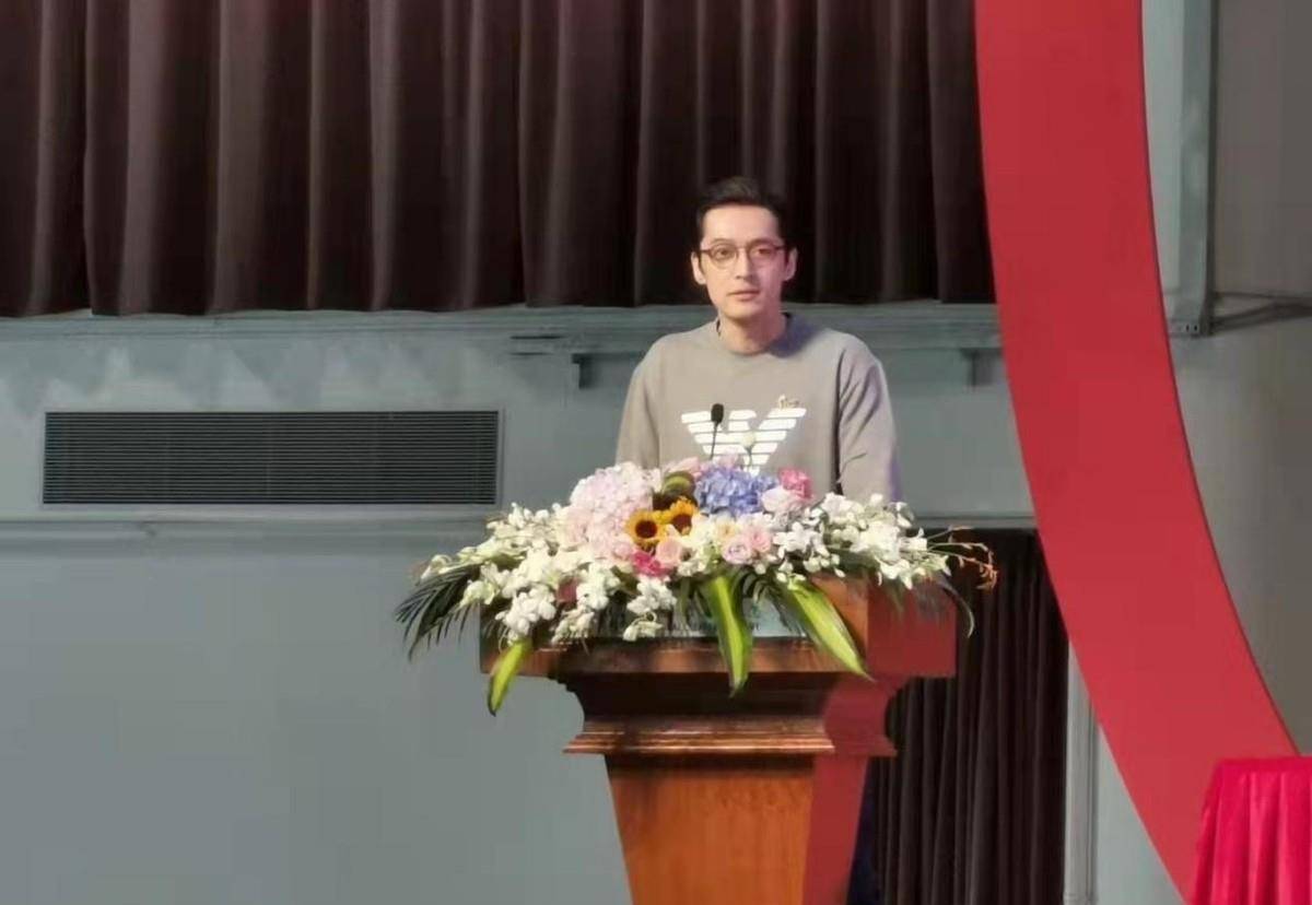 演讲 胡歌成上戏骄傲！穿卫衣戴眼镜做开学演讲，罕见学者模样真是帅气