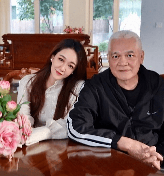 64岁申军谊和32岁申奥父女间的苦大仇深隔阂消除父女俩相依为命