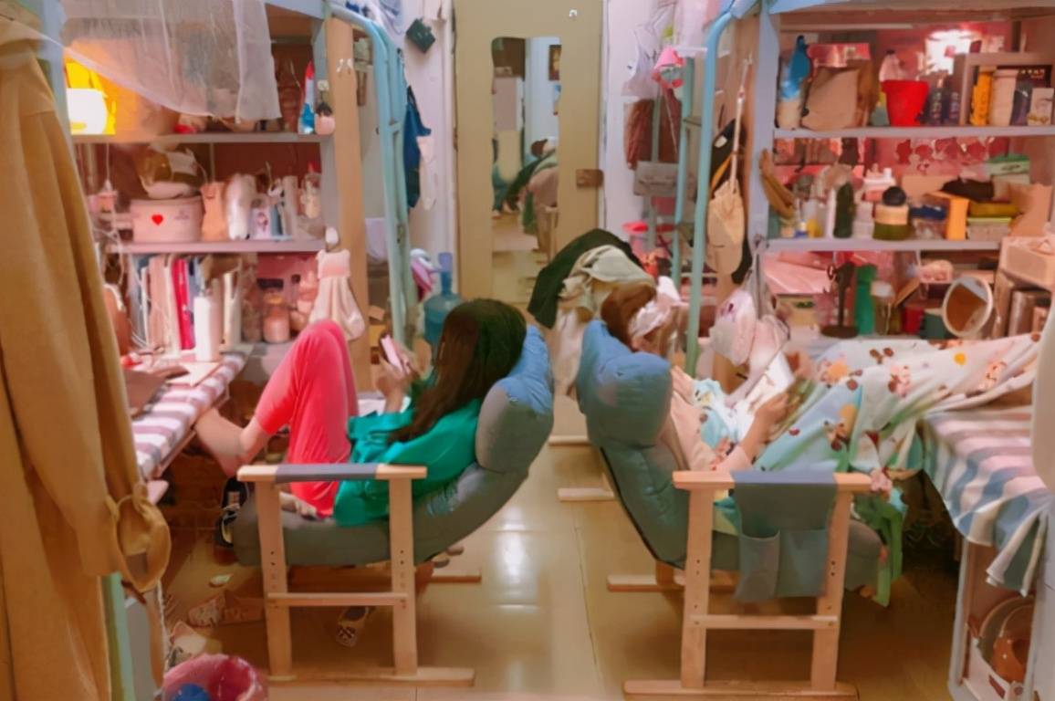 西安高校封校后,女大学生突发奇想自制麻将,网友:幺鸡是精髓_寝室