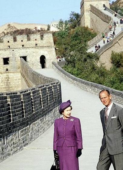 不到长城非好汉，皇室成员在全球最具标志性的地标前拍照