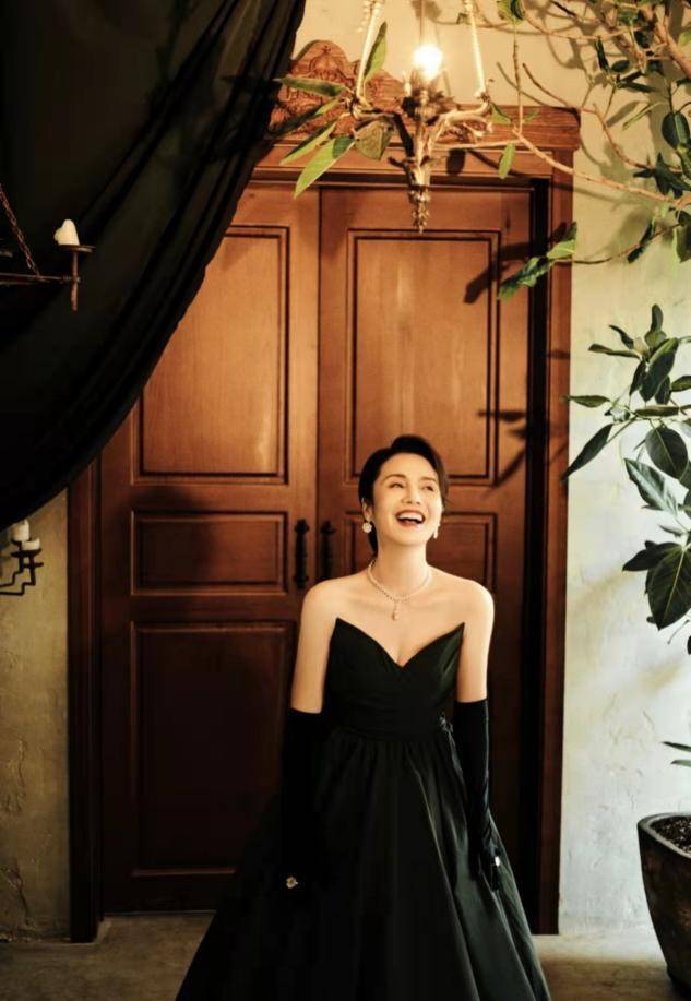 平台上晒出了过往照片,60岁的央视主持人徐莉身着v领抹胸黑色礼服裙