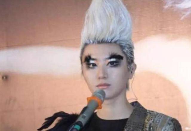 发型明明很美，化妆却用力过猛，这10位明星造型，一言难尽啊