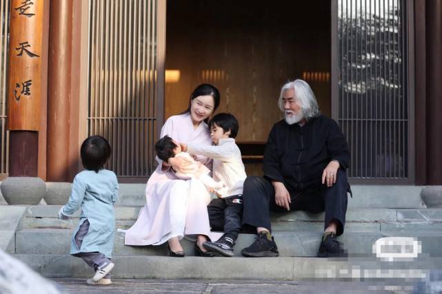 张纪中三任妻子，都是美人坯子，一个比一个年轻。