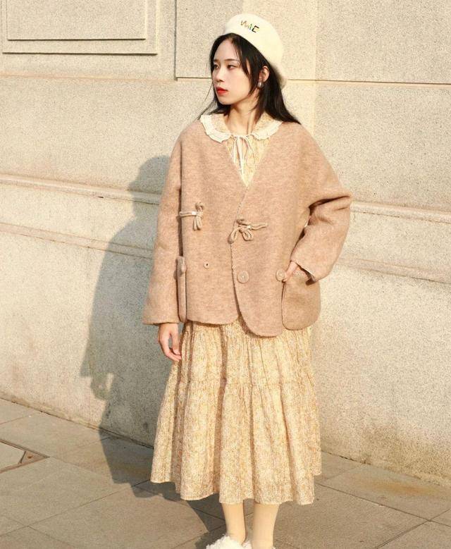 驼色针织开衫灰色高腰百褶裙