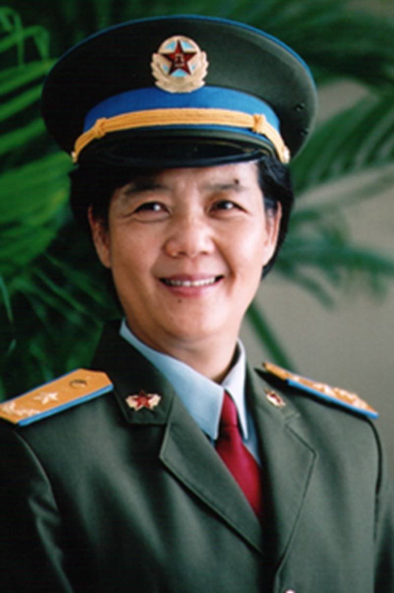 解放军第一位女飞行员将军,17岁入伍,24岁当机长,55岁授少将_岳喜翠