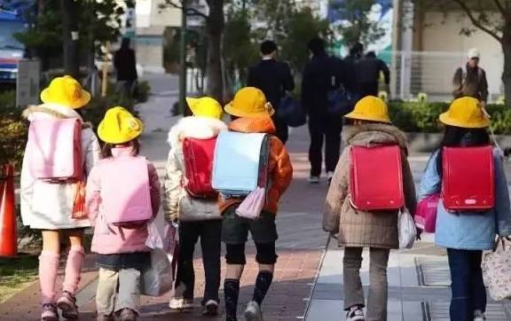 原创             日本小学生书包重20斤，究竟装了些什么，你会给孩子准备一个吗
