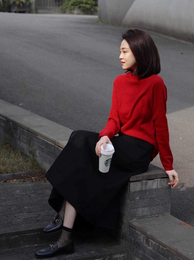 黑色 喜庆的红色毛衣，这样穿更显气质，很适合跨年穿，太接地气了