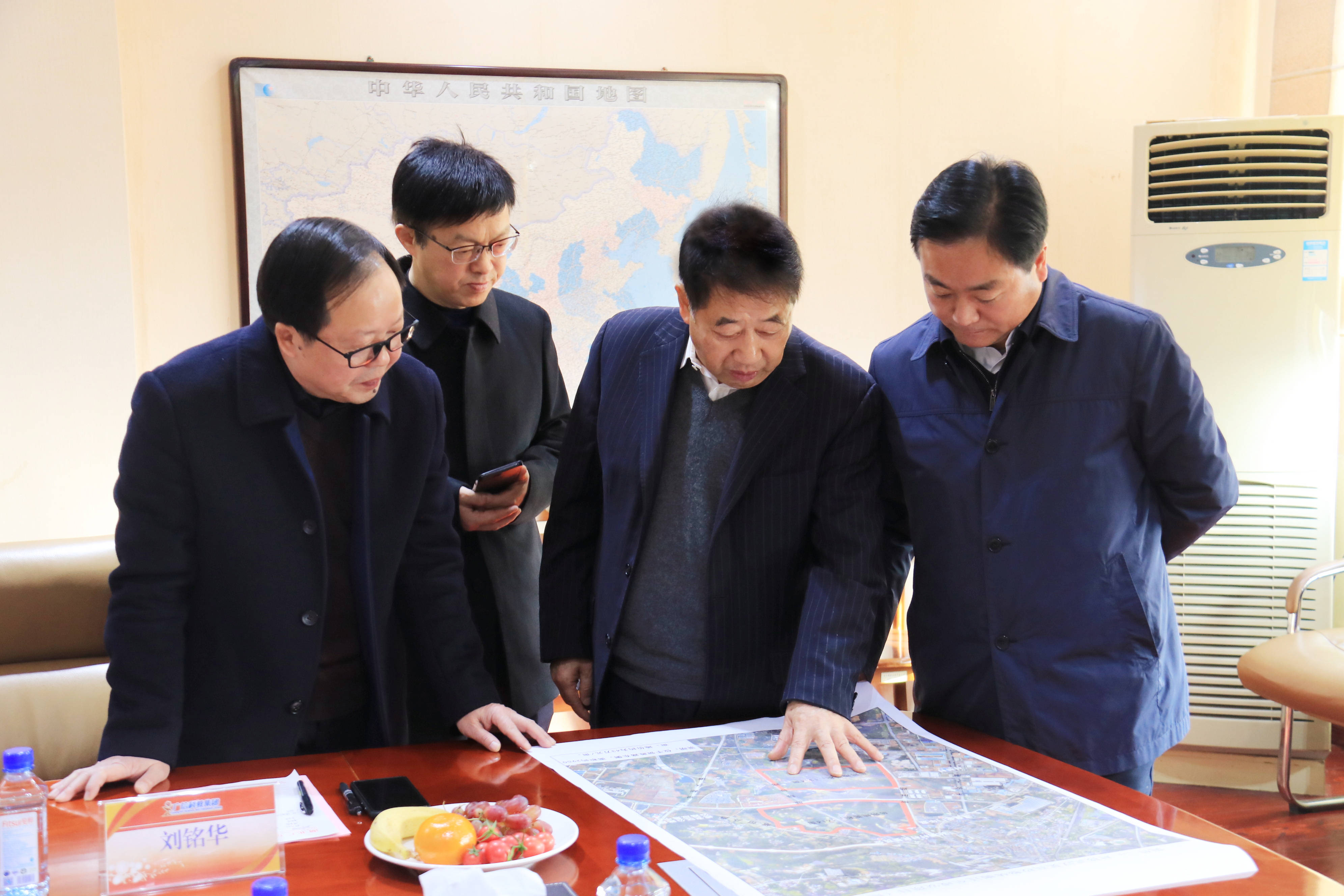 会谈现场参加此次考察调研的咸安区领导还有区人民政府副区长洪声耀