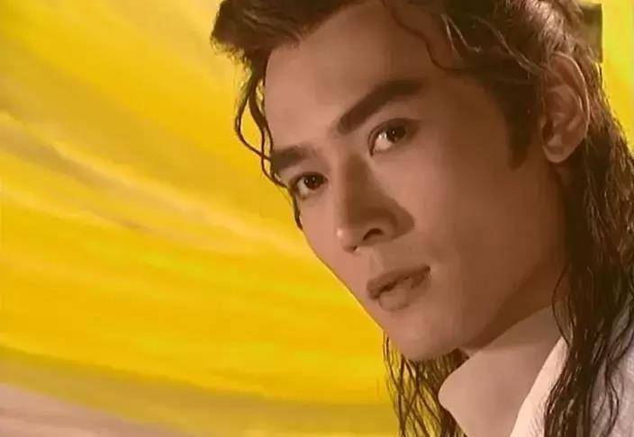 发型为什么迪丽热巴的脸上总有两根刘海?