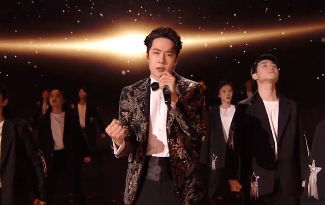 龚俊 跨年晚会男星造型：龚俊酷似费翔，王一博贵公子，蔡徐坤气场全开