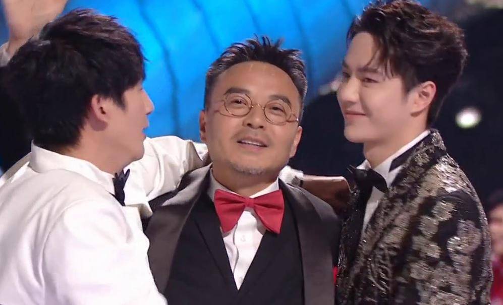 穿越|何炅和吴昕相拥，天天兄弟秀戒指，尴尬了多少人？