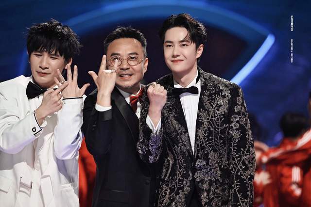 龚俊 跨年晚会男星造型：龚俊酷似费翔，王一博贵公子，蔡徐坤气场全开