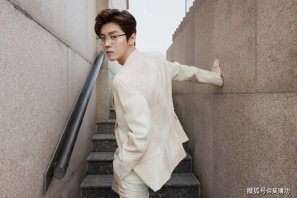 当时鹿晗身穿白色西装,雅致有范儿.