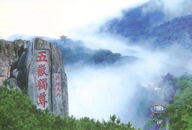 泰山作为五岳之首，每年都有无数人去那里一览壮丽之景。