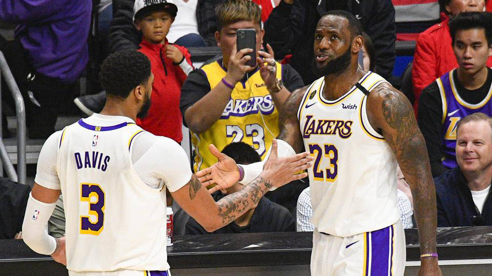 威少超|湖人消息：隊(duì)內(nèi)傷情出爐，名記質(zhì)疑威少超巨資格，沃帥談?wù)裁及才?
onload=