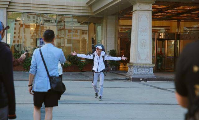 因为|就怕影帝突然戏瘾发作，梁家辉徐锦江让《一路成年》综艺变影视